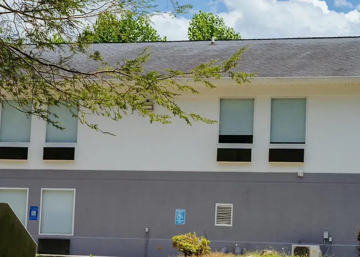 Clarion Pointe-Dillard Near Blue Ridge Mountains