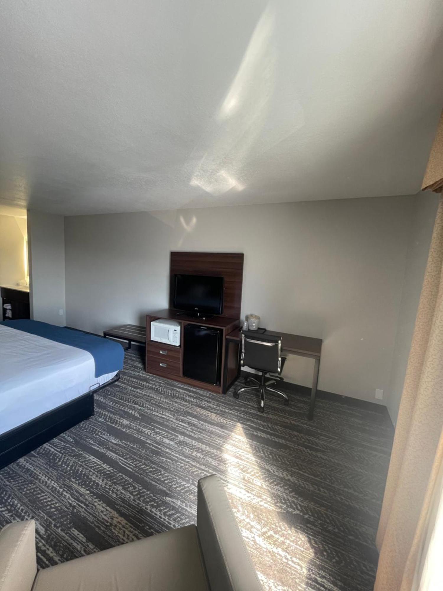 Hotel Clarion Pointe-dillard Near Blue Ridge Mountains