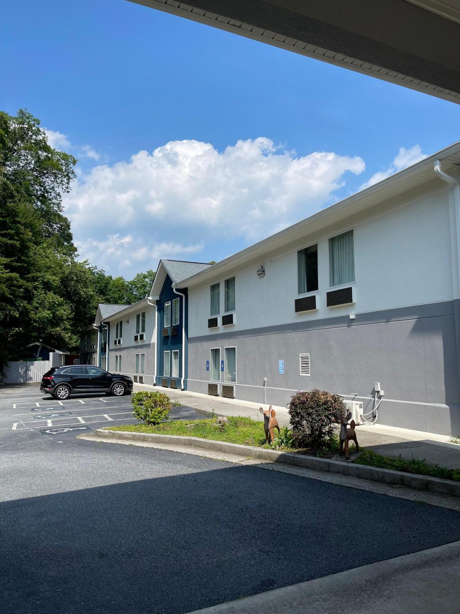 Hotel Clarion Pointe-dillard Near Blue Ridge Mountains