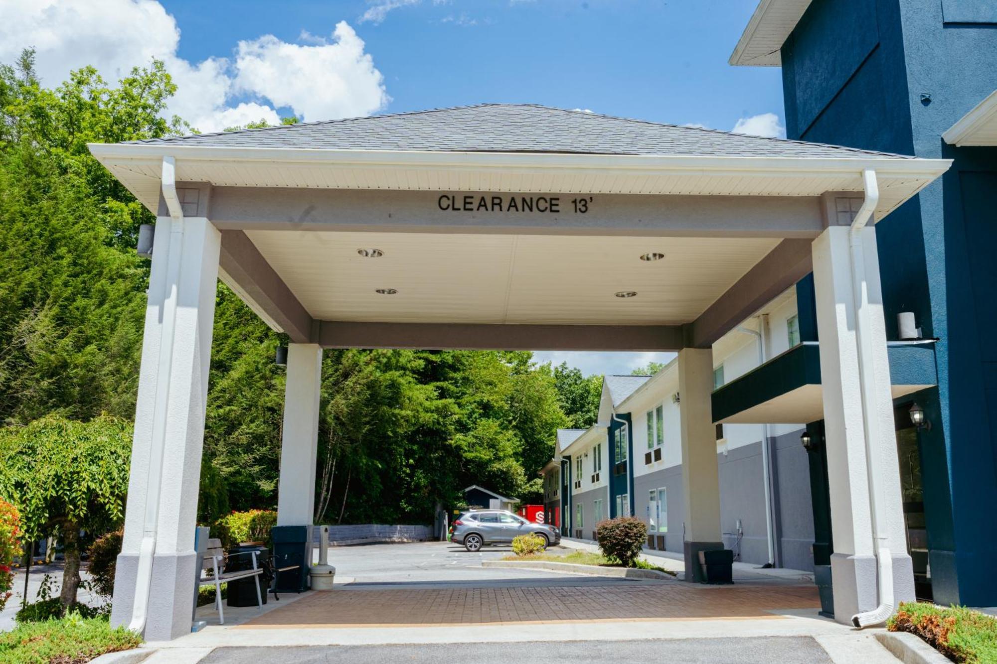 Clarion Pointe-dillard Near Blue Ridge Mountains Hotel