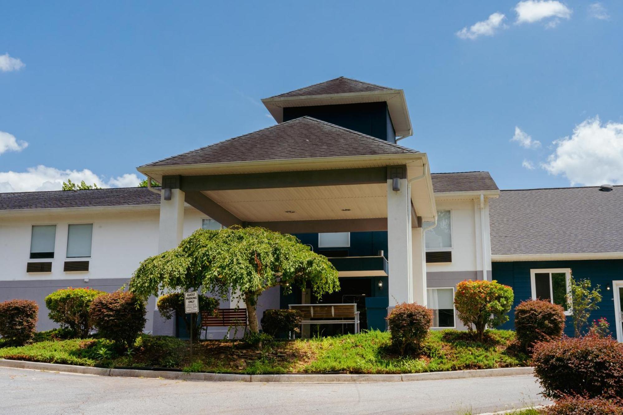 Clarion Pointe-dillard Near Blue Ridge Mountains 2*