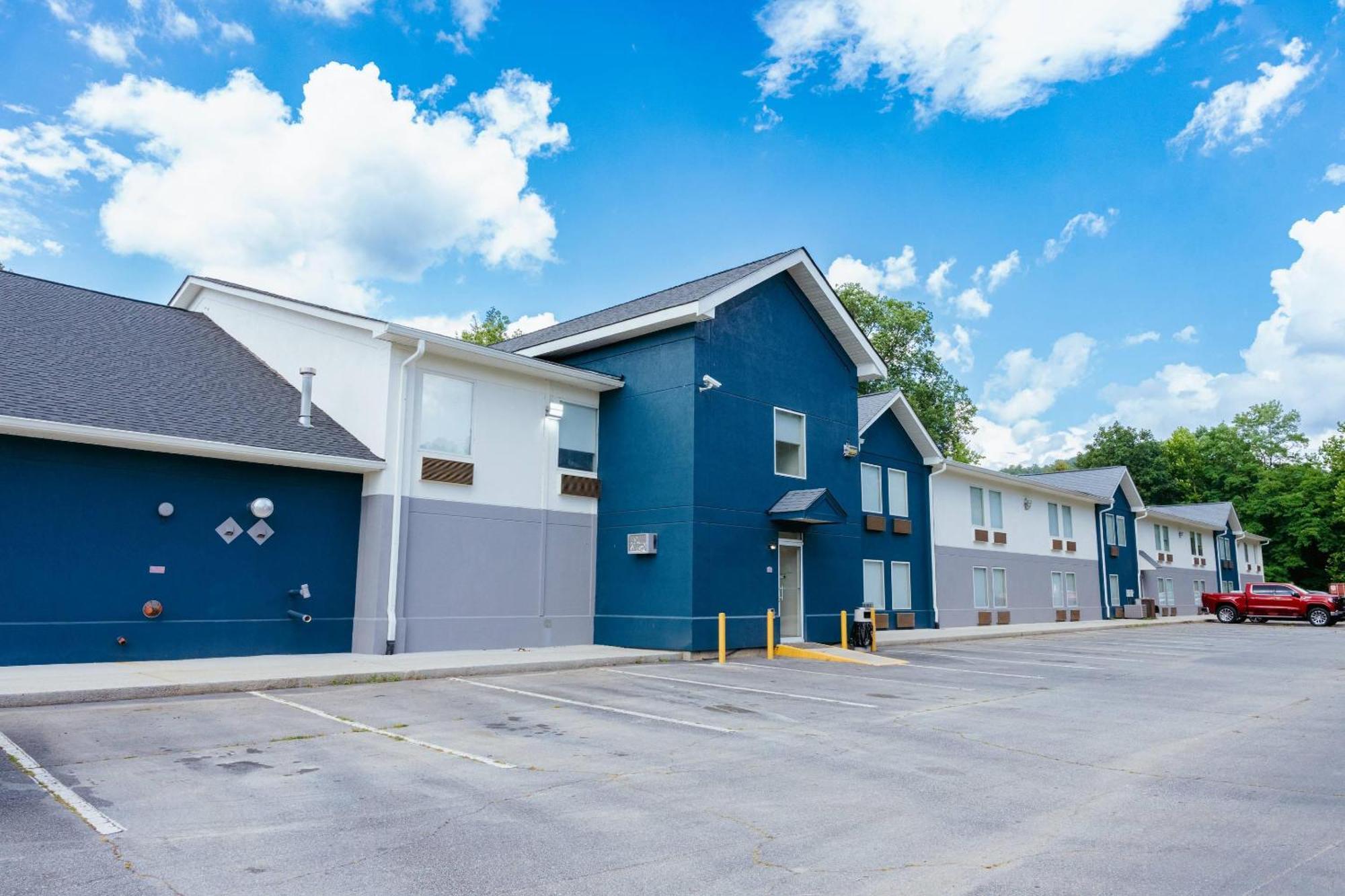 Hotel Clarion Pointe-dillard Near Blue Ridge Mountains